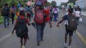 Numerosos migrantes de Centroamérica, África y el Caribe caminan en contingente por una carretera rumbo a Huixtla, tras partir de Tapachula, estado de Chiapas, en México, el sábado 12 de octubre, con vistas a llegar a la fronteras con Estados Unidos. Esta caravana fue disuelta el sábado por las autoridades, según organizaciones de derechos humanos. Numerosos migrantes de Centroamérica, África y el Caribe caminan en contingente por una carretera rumbo a Huixtla, tras partir de Tapachula, estado de Chiapas, en México, el sábado 12 de octubre, con vistas a llegar a la fronteras con Estados Unidos. Esta caravana fue disuelta el sábado por las autoridades, según organizaciones de derechos humanos.