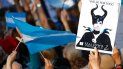 Un simpatizante del presidente argentino Mauricio Macri, quien busca la reelección, sostiene un cartel que muestra a la opositora expresidente Cristina Fernández como Maléfica durante un evento público en Buenos Aires, Argentina, el sábado 28 de junio de 2019 Un simpatizante del presidente argentino Mauricio Macri, quien busca la reelección, sostiene un cartel que muestra a la opositora expresidente Cristina Fernández como Maléfica durante un evento público en Buenos Aires, Argentina, el sábado 28 de junio de 2019
