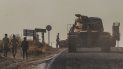 Un tanque de las fuerzas turcas es conducido a su nueva posición tras ser transportado por un camión en un camino hacia la frontera con Siria, en la provincia Sanliurfa, Turquía, el lunes 14 de octubre de 2019. Un tanque de las fuerzas turcas es conducido a su nueva posición tras ser transportado por un camión en un camino hacia la frontera con Siria, en la provincia Sanliurfa, Turquía, el lunes 14 de octubre de 2019.