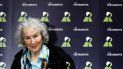 En esta fotografía de archivo del 10 de septiembre de 2019 la autora canadiense Margaret Atwood posa durante una conferencia de prensa en la Biblioteca Británica para presentar su nuevo libro “The Testaments” en Londres. En esta fotografía de archivo del 10 de septiembre de 2019 la autora canadiense Margaret Atwood posa durante una conferencia de prensa en la Biblioteca Británica para presentar su nuevo libro “The Testaments” en Londres.