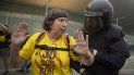 En esta imagen, tomada el 14 de octubre de 2019, un agente de la policía española habla con una manifestante proindependencia durante una manifestación en el aeropuerto de El Prat, en las afueras de Barcelona, España. En esta imagen, tomada el 14 de octubre de 2019, un agente de la policía española habla con una manifestante proindependencia durante una manifestación en el aeropuerto de El Prat, en las afueras de Barcelona, España.
