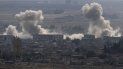 En esta imagen tomada desde el lado turco de la frontera con Siria, en Ceylanpinar, en la provincia de Sanliurfa, en el sureste de Turquía, humo y polvo alzándose desde objetivos en Ras al-Ayn, Siria, tras bombardeos de fuerzas turcas, el martes 5 de octubre de 2019. En esta imagen tomada desde el lado turco de la frontera con Siria, en Ceylanpinar, en la provincia de Sanliurfa, en el sureste de Turquía, humo y polvo alzándose desde objetivos en Ras al-Ayn, Siria, tras bombardeos de fuerzas turcas, el martes 5 de octubre de 2019.