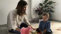 Sandrine Rudnicki, madre soltera de 38 años, sonríe al lado de su bebé de meses, Emilia, quien fue concebida a través de fecundación in vitro, el lunes 14 de octubre del 2019 en Saint-Pryve-Saint-Mesmin, cerca de Orleans, Francia. Sandrine Rudnicki, madre soltera de 38 años, sonríe al lado de su bebé de meses, Emilia, quien fue concebida a través de fecundación in vitro, el lunes 14 de octubre del 2019 en Saint-Pryve-Saint-Mesmin, cerca de Orleans, Francia.