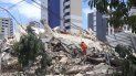 Bomberos buscan personas atrapadas bajo los escombros de un edificio que se derrumbó en Fortaleza, noreste de Brasil, martes 15 de octubre de 2019. Varias personas atrapadas se comunicaban con sus familiares y los rescatistas por teléfono, informaron las autoridades. Bomberos buscan personas atrapadas bajo los escombros de un edificio que se derrumbó en Fortaleza, noreste de Brasil, martes 15 de octubre de 2019. Varias personas atrapadas se comunicaban con sus familiares y los rescatistas por teléfono, informaron las autoridades.