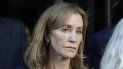 En esta foto del 13 de septiembre del 2019, la actriz Felicity Huffman sale de un tribunal federal tras ser sentenciada en un escándalo de sobornos a universidades, en Boston. En esta foto del 13 de septiembre del 2019, la actriz Felicity Huffman sale de un tribunal federal tras ser sentenciada en un escándalo de sobornos a universidades, en Boston.