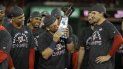 El venezolano Gerardo Parra, de los Nacionales de Washington, besa el trofeo de campeones de la Liga Nacional, tras la barrida sobre los Cardenales de San Luis, el martes 15 de octubre de 2019 El venezolano Gerardo Parra, de los Nacionales de Washington, besa el trofeo de campeones de la Liga Nacional, tras la barrida sobre los Cardenales de San Luis, el martes 15 de octubre de 2019