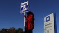 Fotografía del 9 de octubre de 2019 de una mujer miembro del sindicato UAW durante la huelga frente a una planta de General Motors en Romulus, Michigan, EEUU. Fotografía del 9 de octubre de 2019 de una mujer miembro del sindicato UAW durante la huelga frente a una planta de General Motors en Romulus, Michigan, EEUU.