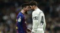 En esta foto del 2 de marzo del 2019, el delantero del Barcelona Lionel Messi (izquierda) discute con el defensa del Real Madrid Sergio Ramos durante un partido de la liga española en el estadio Santiago Bernabéu en Madrid. º En esta foto del 2 de marzo del 2019, el delantero del Barcelona Lionel Messi (izquierda) discute con el defensa del Real Madrid Sergio Ramos durante un partido de la liga española en el estadio Santiago Bernabéu en Madrid. º
