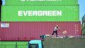 En esta foto del 14 de octubre de 2019, un trabajador carga bienes importados en un camión en el puerto de contenedores de Qingdao, China. En esta foto del 14 de octubre de 2019, un trabajador carga bienes importados en un camión en el puerto de contenedores de Qingdao, China.