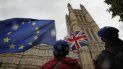 Manifestantes en contra del Brexit ondean banderas cerca del Parlamento en Londres, el jueves 17 de octubre de 2019. Manifestantes en contra del Brexit ondean banderas cerca del Parlamento en Londres, el jueves 17 de octubre de 2019.