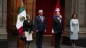 El presidente mexicano Andrés Manuel López Obrador, centro derecha, su esposa Beatriz Gutiérrez, derecha, y el designado gobernante cubano Miguel Díaz-Canel con su esposa Lis Cuesta, izquierda, en Ciudad de México el jueves 17 de octubre de 2019. El presidente mexicano Andrés Manuel López Obrador, centro derecha, su esposa Beatriz Gutiérrez, derecha, y el designado gobernante cubano Miguel Díaz-Canel con su esposa Lis Cuesta, izquierda, en Ciudad de México el jueves 17 de octubre de 2019.