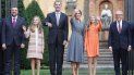 El presidente de Asturias, Adrián Barbón, la Princesa Leonor, el Rey Felipe VI, la Reina Doña Letizia, la Infanta Sofía y el presidente de la FPA, Luis Fernández-Vega, saludan a la entrada del Jardín de los Reyes Caudillos. El presidente de Asturias, Adrián Barbón, la Princesa Leonor, el Rey Felipe VI, la Reina Doña Letizia, la Infanta Sofía y el presidente de la FPA, Luis Fernández-Vega, saludan a la entrada del Jardín de los Reyes Caudillos.