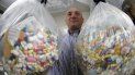 El agente antinarcóticos Ben Hill muestra dos bolsas con medicamentos que serán destruidos en Barberton, Ohio, el 11 de septiembre de 2019. El agente antinarcóticos Ben Hill muestra dos bolsas con medicamentos que serán destruidos en Barberton, Ohio, el 11 de septiembre de 2019.