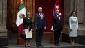 El presidente mexicano Andrés Manuel López Obrador y su esposa Beatriz Gutiérrez, derecha, y el designado gobernante cubano Miguel Díaz-Canel con su esposa Lis Cuesta, izquierda, escuchan los himnos nacionales durante una ceremonia de bienvenida en Palacio Nacional en Ciudad de México el jueves 17 de octubre de 2019. El presidente mexicano Andrés Manuel López Obrador y su esposa Beatriz Gutiérrez, derecha, y el designado gobernante cubano Miguel Díaz-Canel con su esposa Lis Cuesta, izquierda, escuchan los himnos nacionales durante una ceremonia de bienvenida en Palacio Nacional en Ciudad de México el jueves 17 de octubre de 2019.