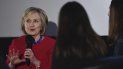 La exsecretaria de Estado estadounidense Hillary Clinton responde a preguntas de estudiantes de periodismo en Park Ridge, Illinois, EEUU, 11 de octubre de 2019. La exsecretaria de Estado estadounidense Hillary Clinton responde a preguntas de estudiantes de periodismo en Park Ridge, Illinois, EEUU, 11 de octubre de 2019.