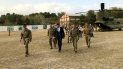 El secretario de Defensa de Estados Unidos, Mark Esper (centro), camina con soldados estadounidenses en Kabul, Afganistán, el domingo 20 de octubre de 2019 El secretario de Defensa de Estados Unidos, Mark Esper (centro), camina con soldados estadounidenses en Kabul, Afganistán, el domingo 20 de octubre de 2019