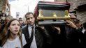 El primer mandatario de Venezuela ayudó a cargar la urna del exconcejal hasta el carro fúnebre El primer mandatario de Venezuela ayudó a cargar la urna del exconcejal hasta el carro fúnebre