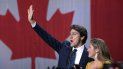 El líder del Partido Liberal, Justin Trudeau, y su esposa, Sophie Gregoire Trudeau, saludan sobre el escenario tras conocer los resultados de las elecciones, en la sede de la formación, en Montreal, el 21 de octubre de 2019. El líder del Partido Liberal, Justin Trudeau, y su esposa, Sophie Gregoire Trudeau, saludan sobre el escenario tras conocer los resultados de las elecciones, en la sede de la formación, en Montreal, el 21 de octubre de 2019.