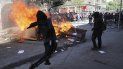 Un manifestante antigubernamental arroja un retrato del presidente Sebastián Piñera a una barricada en llamas en Santiago, Chile, el martes 22 de octubre de 2019. Un manifestante antigubernamental arroja un retrato del presidente Sebastián Piñera a una barricada en llamas en Santiago, Chile, el martes 22 de octubre de 2019.
