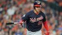 El dominicano Juan Soto, de los Nacionales de Washington, lanza el bate luego de conectar un jonrón en el primer juego de la Serie Mundial ante los Astros de Houston, el martes 22 de octubre de 2019 El dominicano Juan Soto, de los Nacionales de Washington, lanza el bate luego de conectar un jonrón en el primer juego de la Serie Mundial ante los Astros de Houston, el martes 22 de octubre de 2019