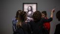 Periodistas se reúnen frente a una imagen de la Mona Lisa de Leonardo Da Vinci durante una visita al Museo del Louvre el domingo 20 de octubre del 2019, en París. Periodistas se reúnen frente a una imagen de la Mona Lisa de Leonardo Da Vinci durante una visita al Museo del Louvre el domingo 20 de octubre del 2019, en París.