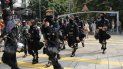 Agentes de policía con la cara cubierta trabajan en Hong Kong, el domingo 27 de octubre de 2019. Agentes de policía con la cara cubierta trabajan en Hong Kong, el domingo 27 de octubre de 2019.