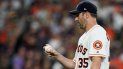 El abridor Justin Verlander, de los Astros de Houston, observa la pelota después de conceder un cuadrangular de Kurt Suzuki, de los Nacionales de Washington, en el séptimo inning del segundo partido de la Serie Mundial, el miércoles 23 de octubre de 2019, en Houston El abridor Justin Verlander, de los Astros de Houston, observa la pelota después de conceder un cuadrangular de Kurt Suzuki, de los Nacionales de Washington, en el séptimo inning del segundo partido de la Serie Mundial, el miércoles 23 de octubre de 2019, en Houston