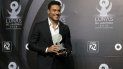 El cantante mexicano Carlos Rivera posa con su premio a la mejor balada en la ceremonia de premiación Lunas del Auditorio, en el Auditorio Nacional de México. El cantante mexicano Carlos Rivera posa con su premio a la mejor balada en la ceremonia de premiación Lunas del Auditorio, en el Auditorio Nacional de México.