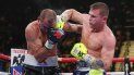 Canelo Álvarez propina un golpe a Sergey Kovalev durante la pelea del sábado 2 de octubre en Las Vegas, Nevada. Canelo Álvarez propina un golpe a Sergey Kovalev durante la pelea del sábado 2 de octubre en Las Vegas, Nevada.