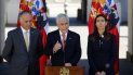 Fotografía del 30 de octubre de 2019 del presidente chileno Sebastián Piñera (cen.) en el palacio presidencial de La Moneda en Santiago, Chile. Fotografía del 30 de octubre de 2019 del presidente chileno Sebastián Piñera (cen.) en el palacio presidencial de La Moneda en Santiago, Chile.