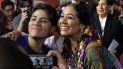 La cantante Lila Downs, en el centro, poses posa con admiradores al llegar al estreno del documental Al son del chile frito en el Festival Internacional de Cine de Morelia, el jueves 24 de octubre del 2019 en Morelia, México. La cantante Lila Downs, en el centro, poses posa con admiradores al llegar al estreno del documental Al son del chile frito en el Festival Internacional de Cine de Morelia, el jueves 24 de octubre del 2019 en Morelia, México.