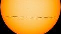 Imagen compuesta proporcionada por NASA de Mercurio pasando justo entre el Sol y la Tierra el 9 de mayo de 2016 en un tránsito que duró siete horas y media. Imagen compuesta proporcionada por NASA de Mercurio pasando justo entre el Sol y la Tierra el 9 de mayo de 2016 en un tránsito que duró siete horas y media.