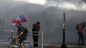 Un policía rocía agua a manifestantes contra el gobierno durante enfrentamientos en Santiago de Chile el jueves 7 de noviembre de 2019. Un policía rocía agua a manifestantes contra el gobierno durante enfrentamientos en Santiago de Chile el jueves 7 de noviembre de 2019.