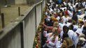 Personas colocan rosas en lo que queda en pie del Muro de Berlín durante una ceremonia para conmemorar el 30 aniversario de la caída del muro en el memorial en Bernauer Strasse en Berlín, el sábado 9 de noviembre de 2019. Personas colocan rosas en lo que queda en pie del Muro de Berlín durante una ceremonia para conmemorar el 30 aniversario de la caída del muro en el memorial en Bernauer Strasse en Berlín, el sábado 9 de noviembre de 2019.