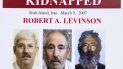 En esta foto de archivo del 6 de marzo de 2012, un póster del FBI muestra una imagen compuesta del exagente del FBI Robert Levinson, de una foto antes de ser secuestrado ( la izquierda), una imagen tomada de un video publicado por sus secuestradores (centro), y otra de cómo se vería ahora después de cinco años en cautiverio (derecha), mostrada durante una conferencia de prensa en Washington, D.C. En esta foto de archivo del 6 de marzo de 2012, un póster del FBI muestra una imagen compuesta del exagente del FBI Robert Levinson, de una foto antes de ser secuestrado ( la izquierda), una imagen tomada de un video publicado por sus secuestradores (centro), y otra de cómo se vería ahora después de cinco años en cautiverio (derecha), mostrada durante una conferencia de prensa en Washington, D.C.
