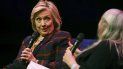 La exsecretaria de Estado de Estados Unidos Hillary Clinton, a la izquierda, habla con la clasicista Mary Beard en el Southbank Centre de Londres, durante el lanzamiento de un libro escrito por Chelsea y Hillary Clinton, en Londres, el domingo 10 de noviembre de 2019. La exsecretaria de Estado de Estados Unidos Hillary Clinton, a la izquierda, habla con la clasicista Mary Beard en el Southbank Centre de Londres, durante el lanzamiento de un libro escrito por Chelsea y Hillary Clinton, en Londres, el domingo 10 de noviembre de 2019.