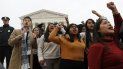 Los beneficiados por el programa de Acción Diferida para los Llegados en la Infancia (DACA) y otras personas salen de la Corte Suprema con sus manos en alto después de que se escucharan los argumentos en el caso de la decisión del presidente Donald Trump de poner fin al programa el martes 12 de noviembre de 2019 en Washington. Los beneficiados por el programa de Acción Diferida para los Llegados en la Infancia (DACA) y otras personas salen de la Corte Suprema con sus manos en alto después de que se escucharan los argumentos en el caso de la decisión del presidente Donald Trump de poner fin al programa el martes 12 de noviembre de 2019 en Washington.