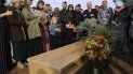 Familiares y amigos acuden al entierro de Christina Langford Johnson, la última víctima de la emboscada de un cártel en la que murieron nueve mujeres y niños con nacionalidad estadounidense esta semana, en Colonia LeBarón, México, el sábado 9 de noviembre de 2019. Familiares y amigos acuden al entierro de Christina Langford Johnson, la última víctima de la emboscada de un cártel en la que murieron nueve mujeres y niños con nacionalidad estadounidense esta semana, en Colonia LeBarón, México, el sábado 9 de noviembre de 2019.