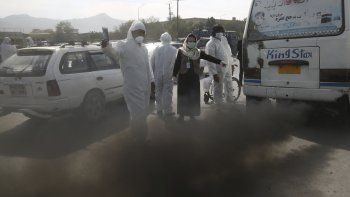 Una vieja buseta despide gases tóxicos en Kabul el 16 de octubre del 2019. 