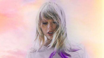 Y en tan solo 24 horas, Lover se convirtió en el álbum de mayor venta en Estados Unidos y en su primera semana superaba el récord fijado por ella misma con su anterior álbum Reputation en 2017.