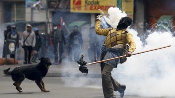 Un partidario del expresidente Evo Morales devuelve un bote de gas lacrimógeno a la policía durante enfrentamientos en La Paz, Bolivia, el miércoles 13 de noviembre de 2019.