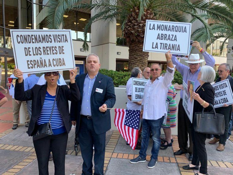 Un centenar de miamenses protesta en las afueras del Consulado de España en Miami.