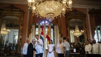 El rey español Felipe VI condecora al historiador cubano Eusebio Leal mientras la reina Leitizia observa en el Palacio de los Capitanes en La Habana Vieja, Cuba, el miércoles 13 de noviembre de 2019.