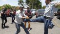 Un partidario del dictador venezolano Nicolás Maduro patea a un partidario del líder de la oposición y presidente interino Juan Guaidó afuera de la embajada de Venezuela en Brasilia, Brasil, el miércoles 13 de noviembre de 2019. Un partidario del dictador venezolano Nicolás Maduro patea a un partidario del líder de la oposición y presidente interino Juan Guaidó afuera de la embajada de Venezuela en Brasilia, Brasil, el miércoles 13 de noviembre de 2019.