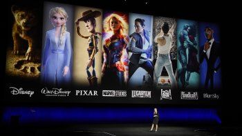 Personajes de películas de Disney y Fox proyectados detrás de Cathleen Taff, presidenta de distribución, administración de franquicias, negocios y studio de audiencias para Walt Disney Studios, durante la presentación de Walt Disney Studios Motion Pictures en CinemaCon 2019, la convención de la Asociación Nacional de Propietarios de Cines (NATO) en el Caesars Palace, en Las Vegas.