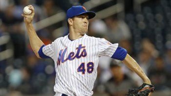 En esta fotografía de archivo del 9 de septiembre de 2019, Jacob deGrom de los Mets de Nueva York lanza frente a los Diamondbacks de Arizona en Nueva York. DeGrom ganó el premio Cy Young de la Liga Nacional por segundo año consecutivo