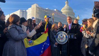 Los congresistas Mario Díaz-Balart, (republicano) y Debbie Wasserman Schultz, (demócrata), dos de los legisladores que integran el caucus venezolano en el Congreso de Estados Unidos. 