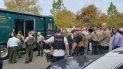 Fotografía publicada el 14 de noviembre de 2019 en la cuenta de Twitter de la Oficina del Sheriff de Los Ángeles de agentes en las inmediaciones de la escuela secundaria Saugus, en la ciudad de Santa Clarita, donde se reportó un tiroteo. Fotografía publicada el 14 de noviembre de 2019 en la cuenta de Twitter de la Oficina del Sheriff de Los Ángeles de agentes en las inmediaciones de la escuela secundaria Saugus, en la ciudad de Santa Clarita, donde se reportó un tiroteo.