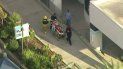 En imagen tomada del video proporcionado por KTLA-TV, paramédicos trasladan en una camilla a una persona herida durante un tiroteo en la Escuela Secundaria Saugus de Santa Clarita, California, el jueves 14 de noviembre de 2019. En imagen tomada del video proporcionado por KTLA-TV, paramédicos trasladan en una camilla a una persona herida durante un tiroteo en la Escuela Secundaria Saugus de Santa Clarita, California, el jueves 14 de noviembre de 2019.