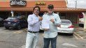 Fernando Godo y Eduardo Macaya frente al restaurante Chicos donde recogerán las firmas. Fernando Godo y Eduardo Macaya frente al restaurante Chicos donde recogerán las firmas.